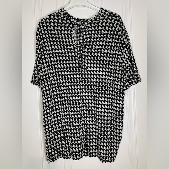 Houndstooth Stretch Top with Keyhole Tie Back - Picture 3 of 4